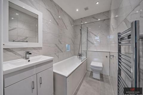 3 bedroom end of terrace house for sale - Vibia Close, Staines-Upon-Thames, TW19