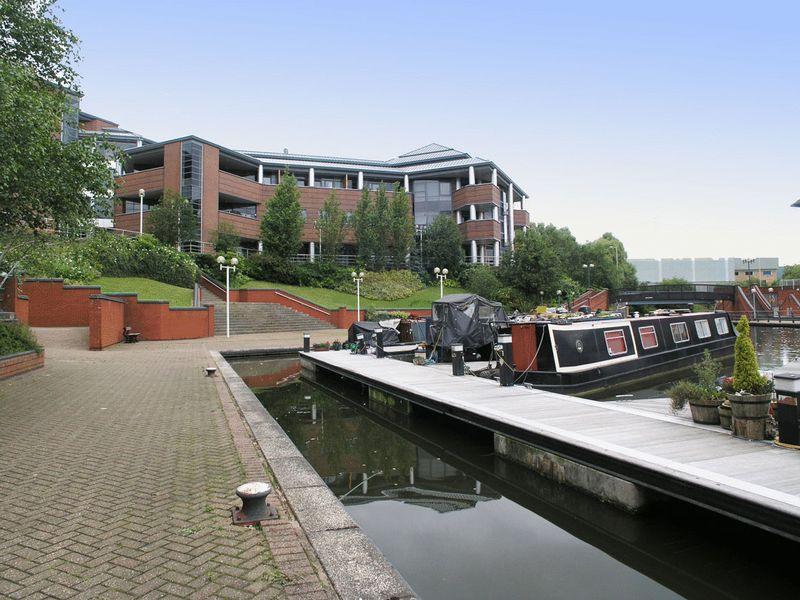 Waterfront West, Brierley Hill DY5 1 bed apartment £700 pcm (£162 pw)
