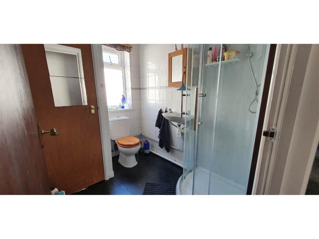 Shower room 2