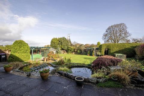 3 bedroom detached bungalow for sale - North Drive, Park Hall, Oswestry