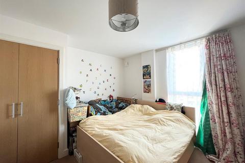 1 bedroom flat for sale, Pontes Avenue, Hounslow, TW3