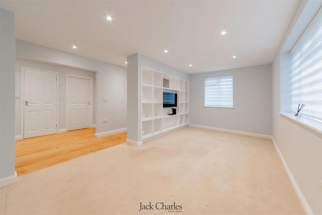 Chiltern Way, Tonbridge 2 bed flat for sale £350,000