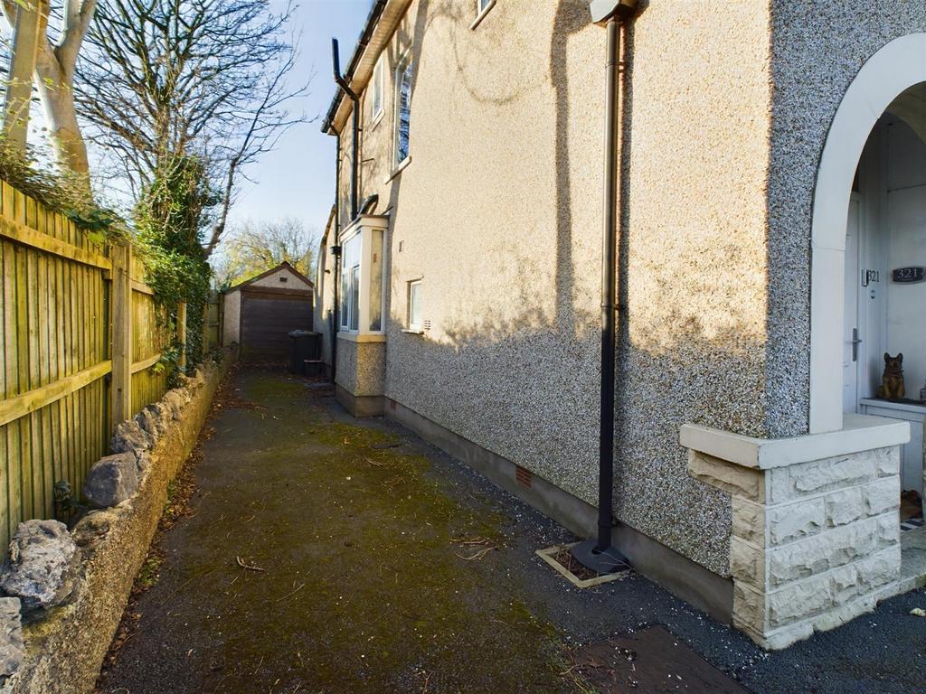 Garage and access to the garden