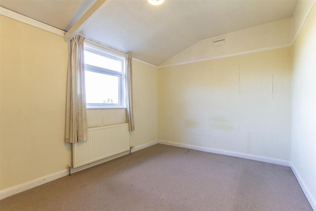 Hollingwood Crescent, Hollingwood, Chesterfield 3 bed semidetached
