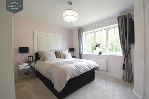 3 bedroom semi-detached house to rent, Roberts Road, Edlington, Doncaster