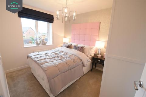 3 bedroom semi-detached house to rent, Roberts Road, Edlington, Doncaster