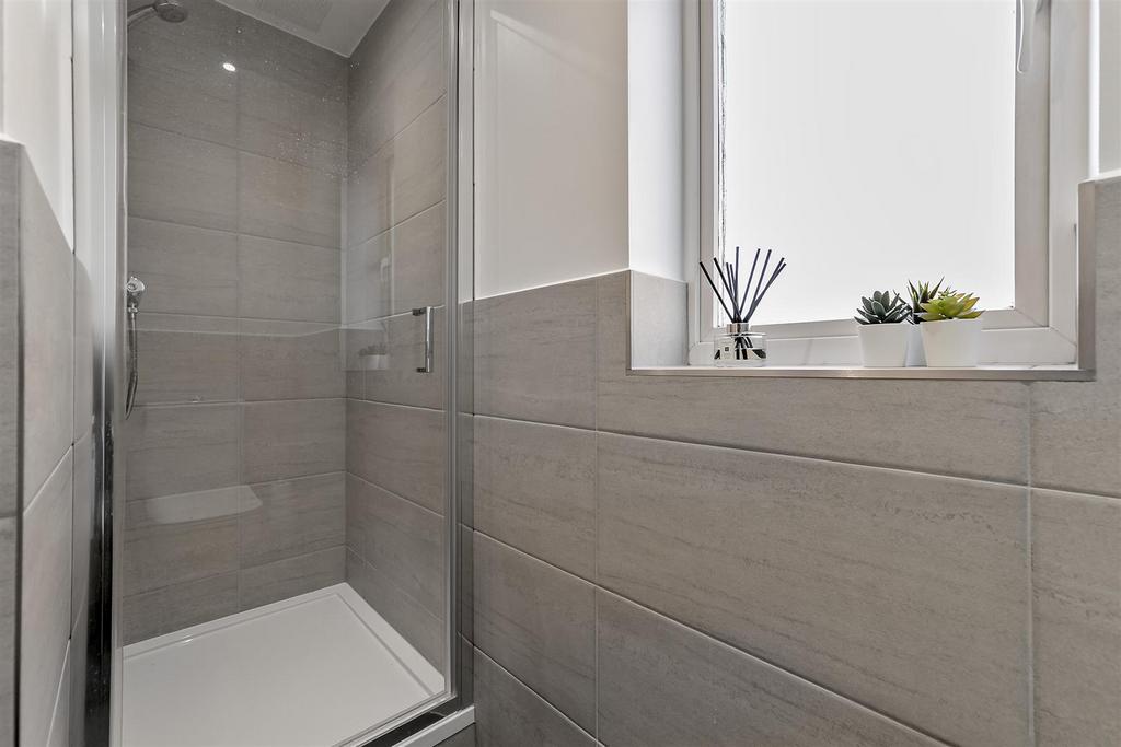 3 Housefield Way Ensuite-4.jpg