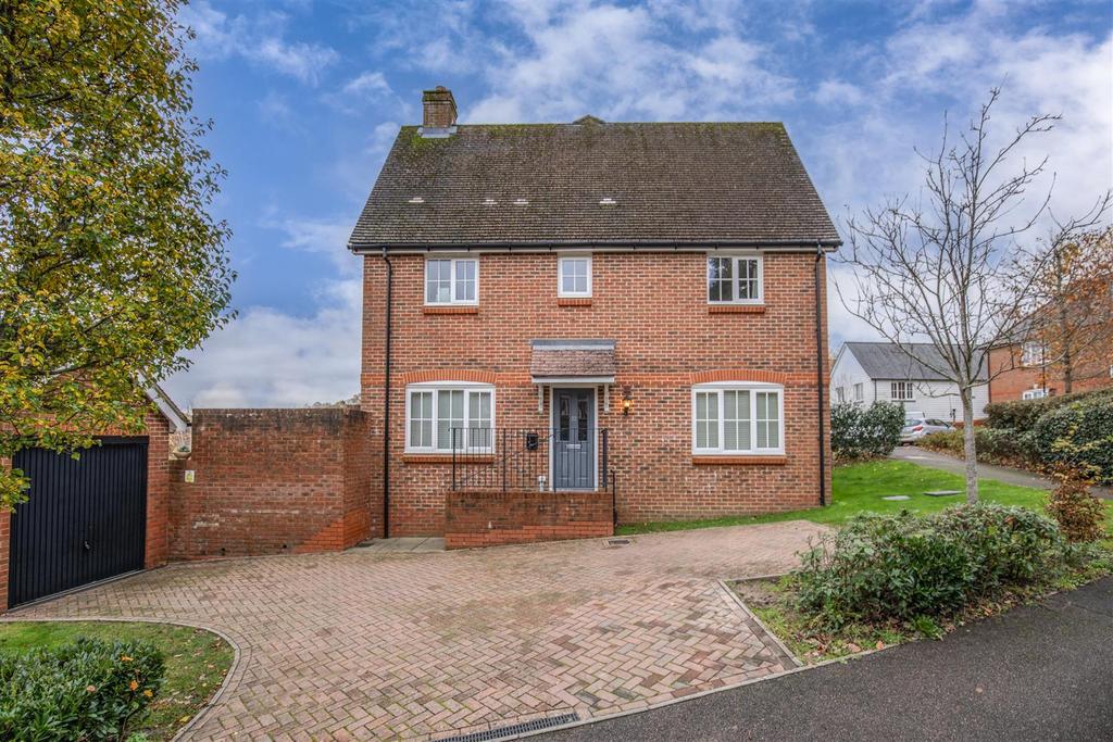 Baxendale Way, Uckfield 3 bed semidetached house £400,000