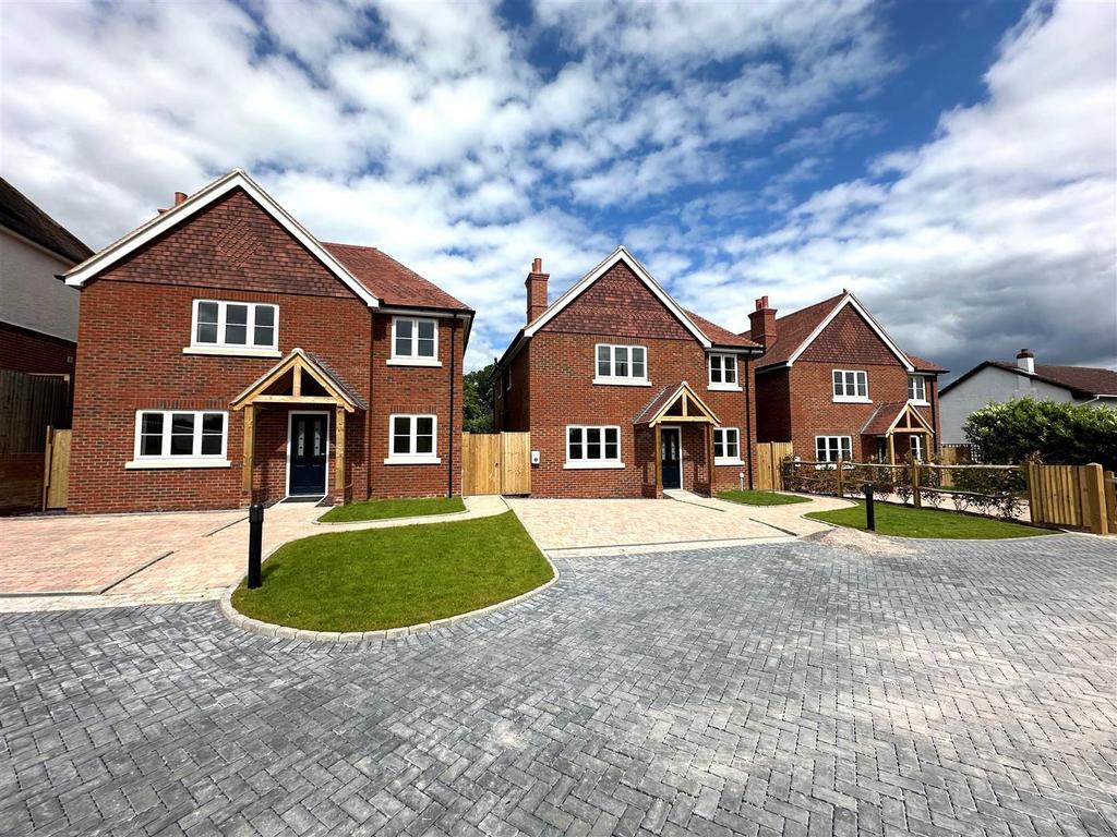Upper Hale Road, Farnham 3 bed detached house for sale £650,000