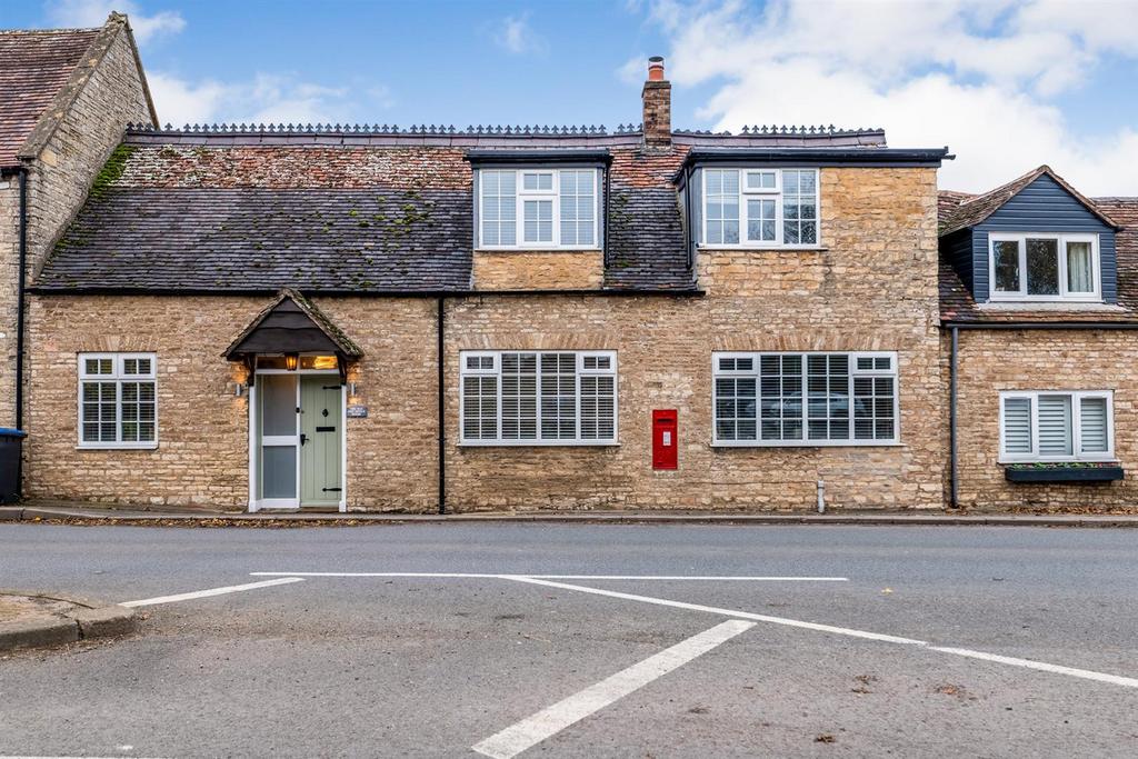 Fosse Way, Halford, ShipstonOnStour 4 bed cottage for sale £575,000