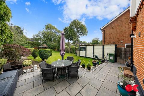 4 bedroom detached house for sale - Slewins Lane, Hornchurch RM11