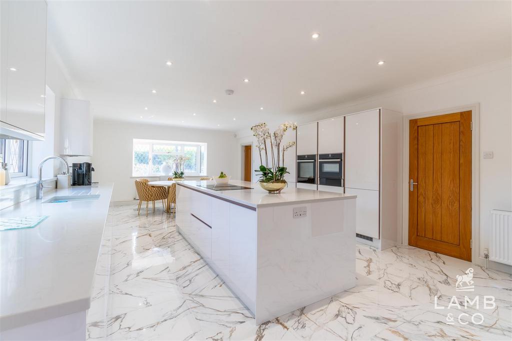 Kitchen/ Breakfast Area