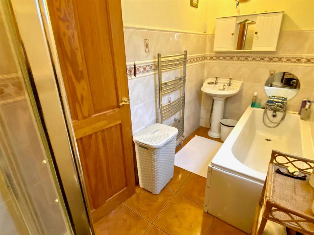 Quarry place 21 bathroom 2.jpg