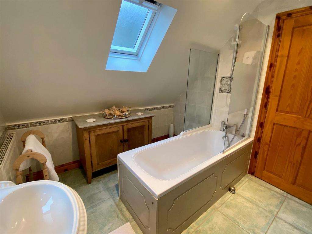 Quarry place 21 ensuite.jpg