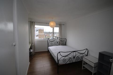 3 bedroom house share to rent - Bawden Close