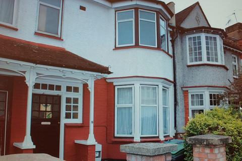 1 bedroom in a house share to rent - Ewart Grove, Wood Green, London N22
