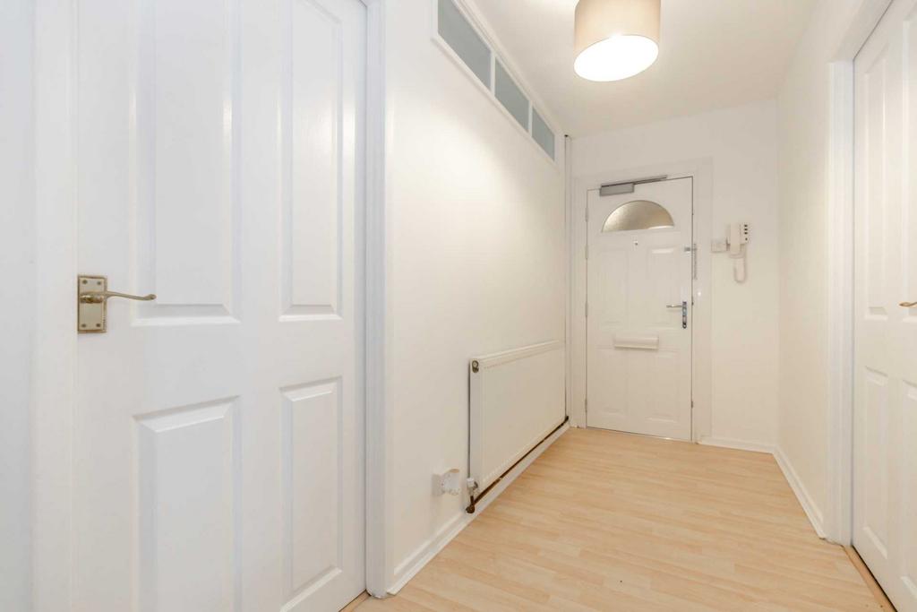 Lewisham Court, Morley 2 bed apartment to rent £795 pcm (£183 pw)