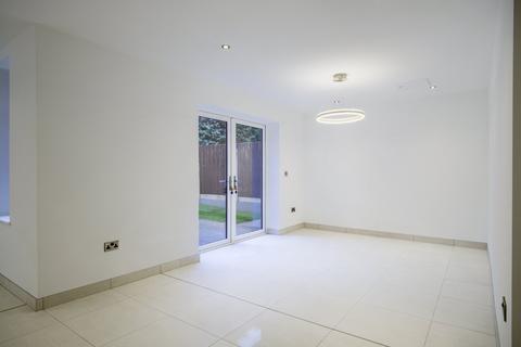 3 bedroom flat for sale - Dovehouse Lane, Solihull, West Midlands, B91