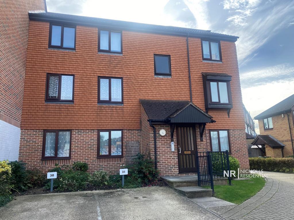 Chelsea Gardens, Cheam, Sutton... 1 bed ground floor flat £1,350 pcm
