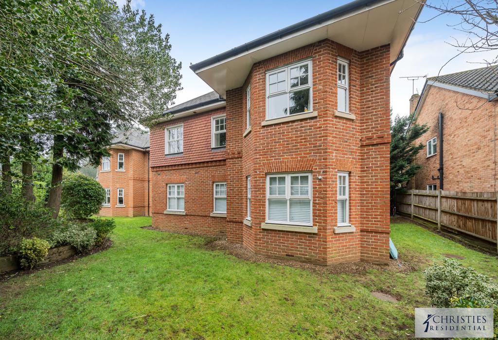 LEATHERHEAD 2 bed apartment for sale £299,950