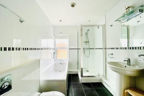 3 bedroom flat for sale, LEATHERHEAD