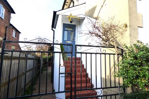22d Worple Road, Epsom, KT18 5EF