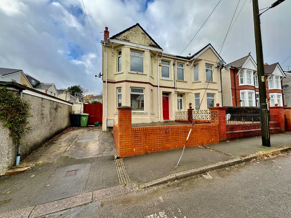 Lilian Road, Blackwood 3 bed semidetached house £250,000