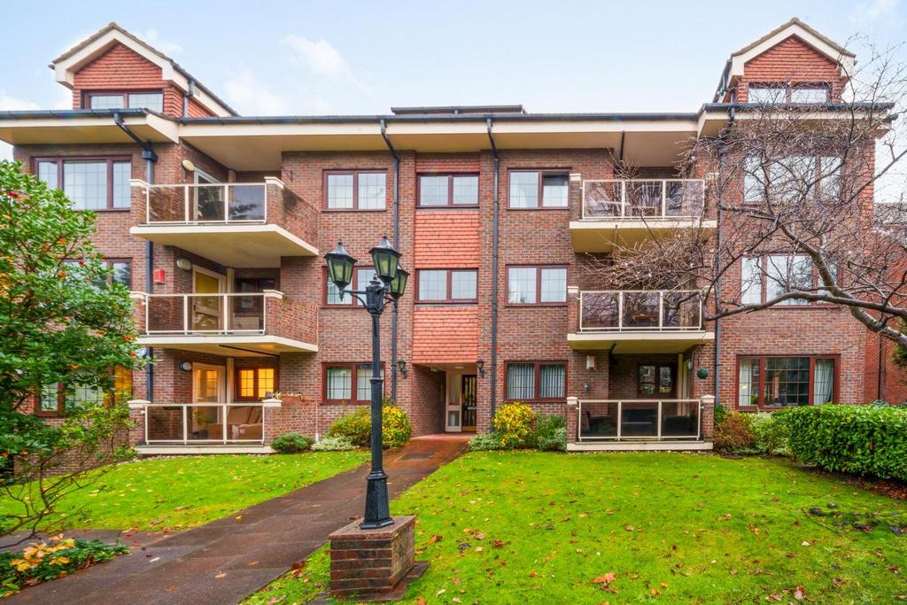 Albemarle Road, Beckenham 2 bed flat for sale £400,000