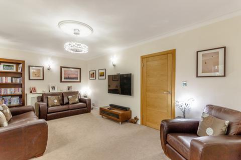 4 bedroom detached house to rent - Sidney Road, Walton On Thames, Surrey, KT12
