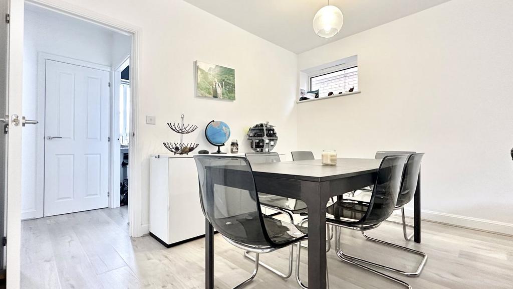 Dining Area: