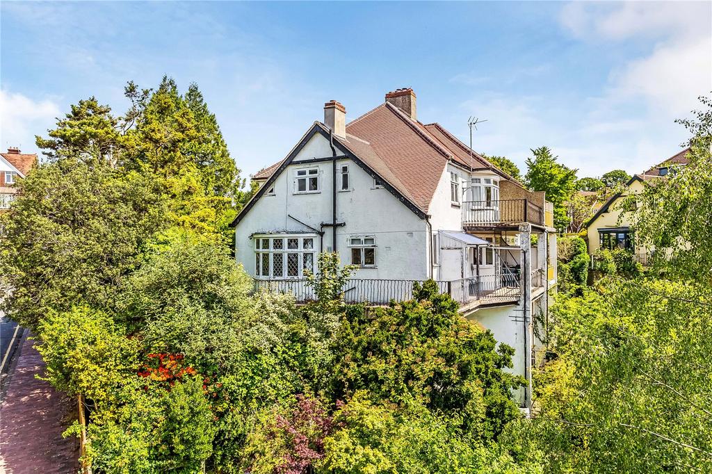 Claremont Gardens, Tunbridge Wells... 4 bed semidetached house for