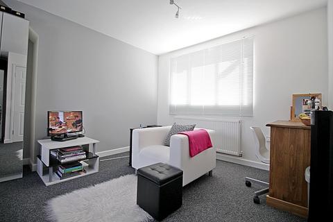 1 bedroom in a house share to rent - Tennyson Road, Hounslow