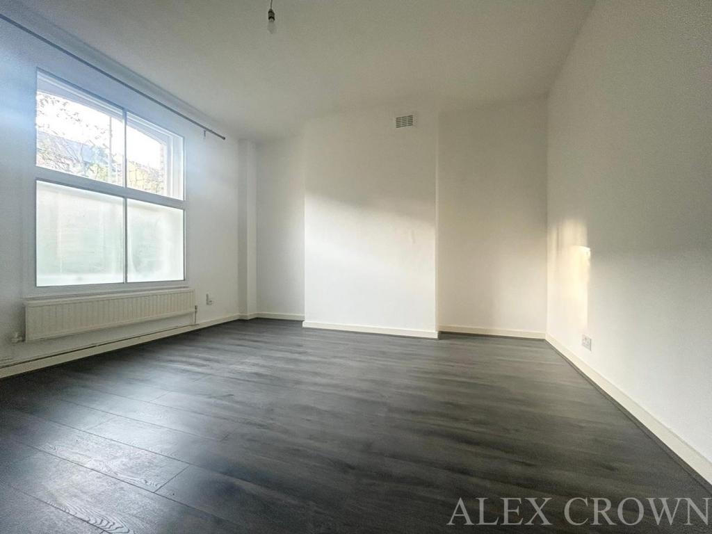 Graham Road, Dalston 2 bed flat £2,200 pcm (£508 pw)