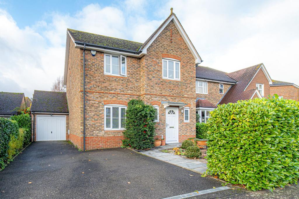 Dexter Close, Kennington, TN25 4 bed detached house for sale £475,000