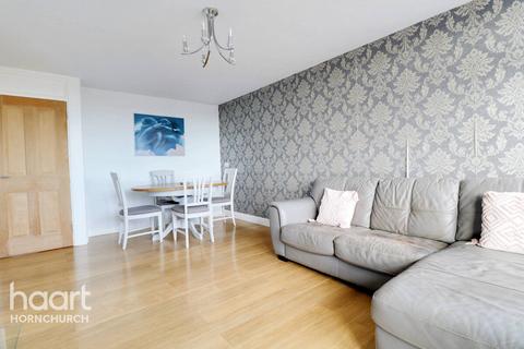 2 bedroom flat for sale - Parkhill Close, Hornchurch