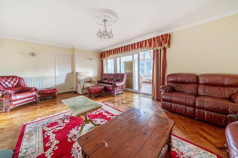 2 Plaxtol Close, Bromley, BR1 3AU