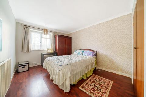 2 Plaxtol Close, Bromley, BR1 3AU