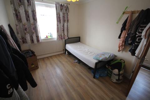4 bedroom semi-detached house to rent - Heath Road, Uxbridge, UB10
