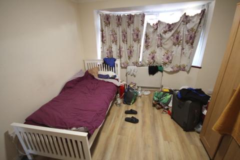4 bedroom semi-detached house to rent - Heath Road, Uxbridge, UB10