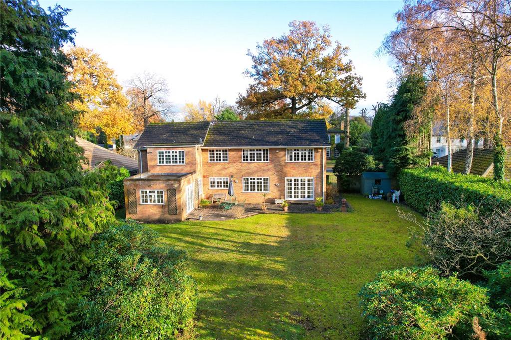 Ince Road, Burwood Park, WaltononThames, KT12 5 bed detached house