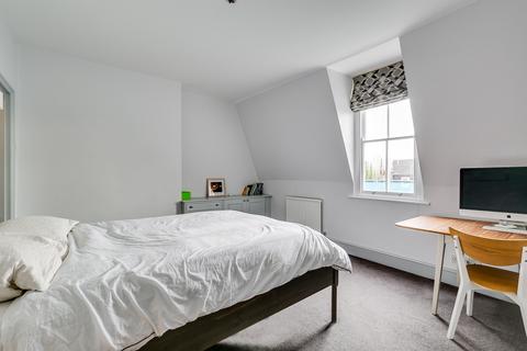 3 bedroom flat for sale, Sutherland Avenue, London