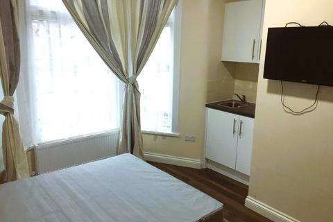 Studio to rent - Empress Avenue, Ilford IG1