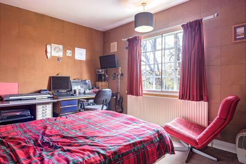 7 Berkley Close, Twickenham, TW2 5SG