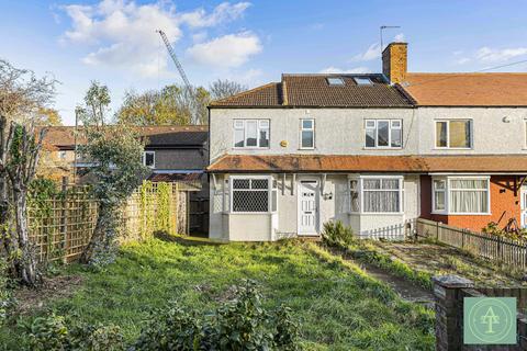 4 bedroom end of terrace house for sale - Green End, N21