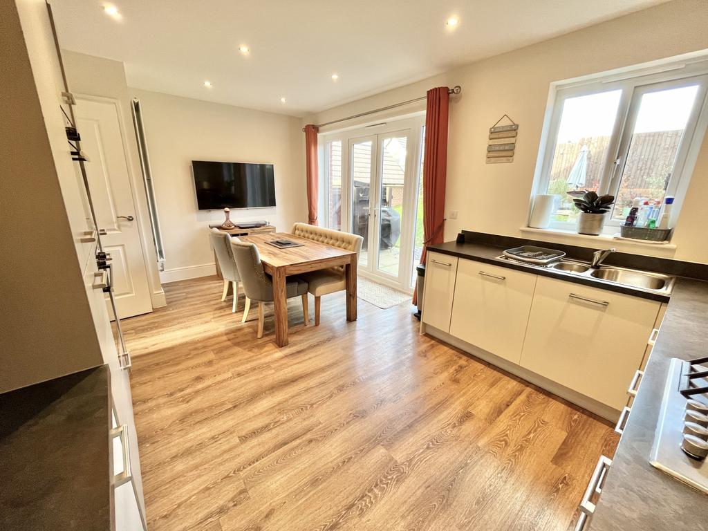 Kitchen   Dining Area