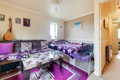 2 bedroom flat for sale, Mandeville Court, Chingford, London, E4