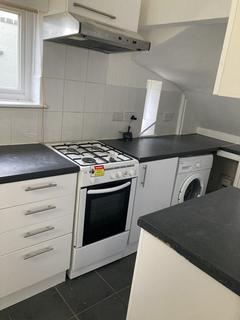 3 bedroom semi-detached house to rent - Halstatt Road, Deal CT14
