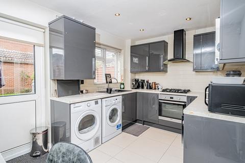 2 bedroom semi-detached house to rent - Brentford Close, Hayes UB4