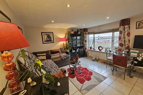 2 bedroom maisonette to rent, Bankside