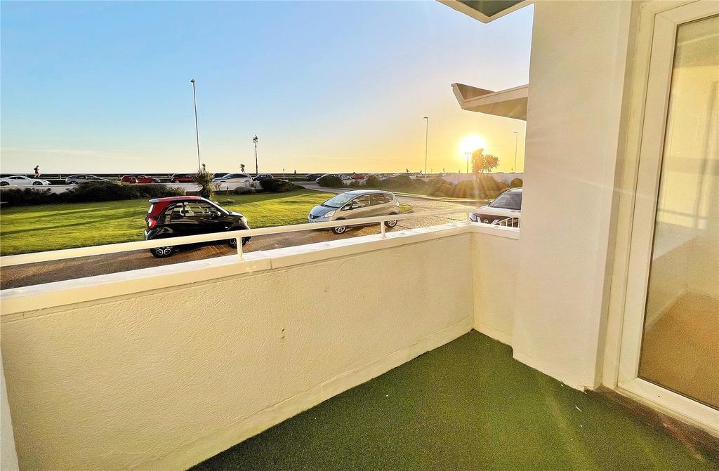 West Parade, Worthing, West Sussex, BN11 2 bed flat for sale £225,000